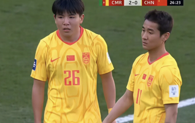 乐鱼体育官方网站-国足0-2仅1小时，韩媒幸灾乐祸！一国脚跟对方交换球衣，名字曝光